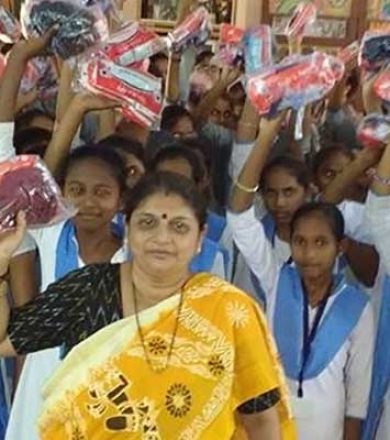 banega-swachh-india-surat-couple-distributing-hygiene-kits-1