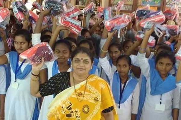 banega-swachh-india-surat-couple-distributing-hygiene-kits-1